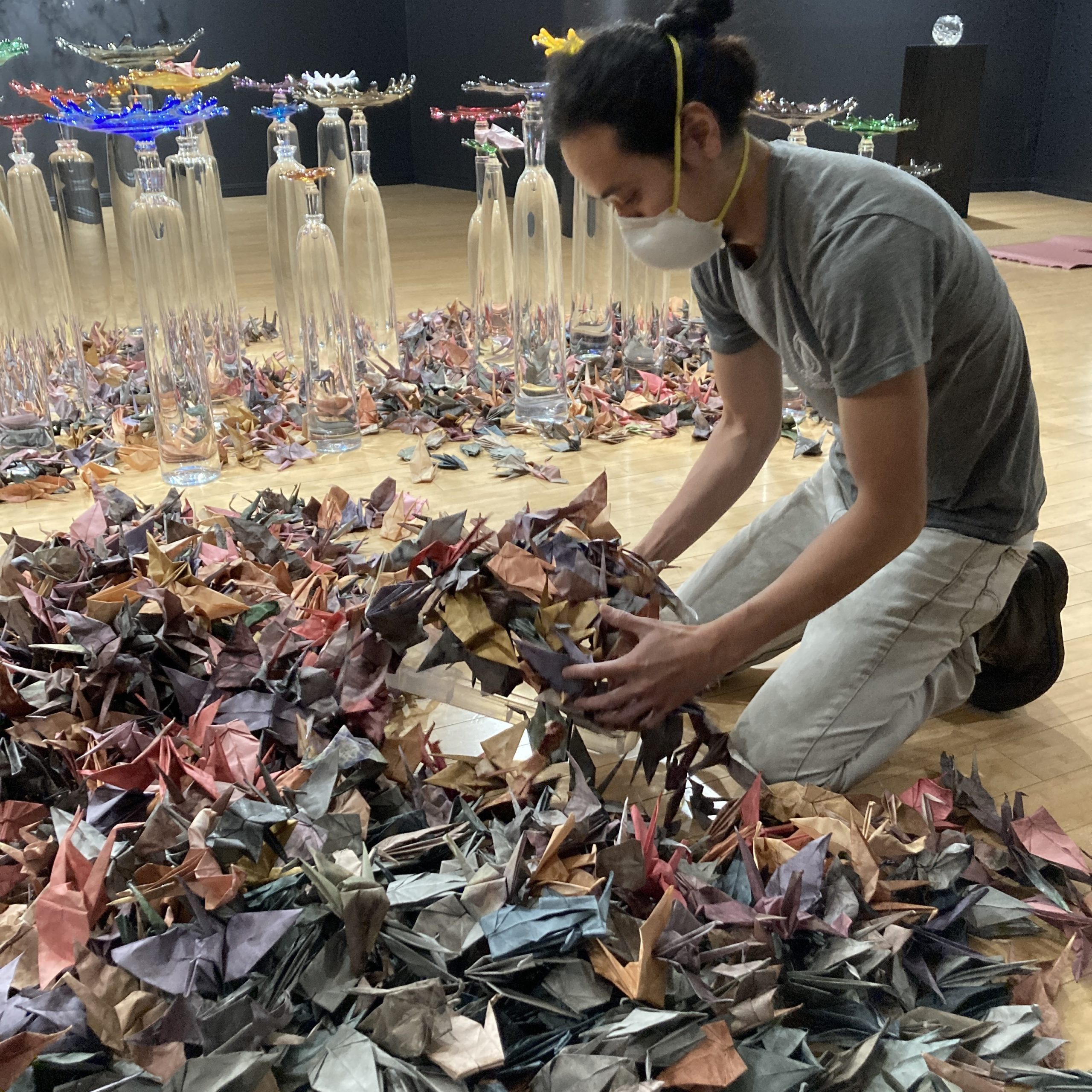 Artist Kazuki Takizawa installing his exhibition, Tomoshibi, 2021.